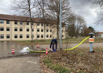 Wasser sprudelt bei Wassermessung