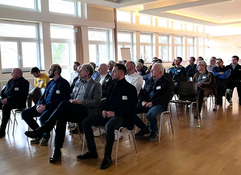 Die UnternehmerInnen hören den Vorträgen zu.