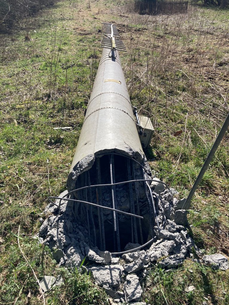 Antenne aus Beton und Stahl liegt am Boden.