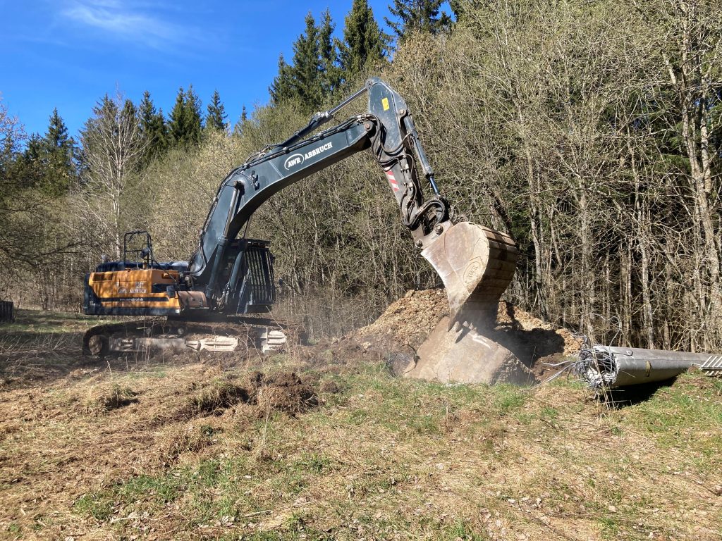 Bagger gräbt das Antennenfundament aus.