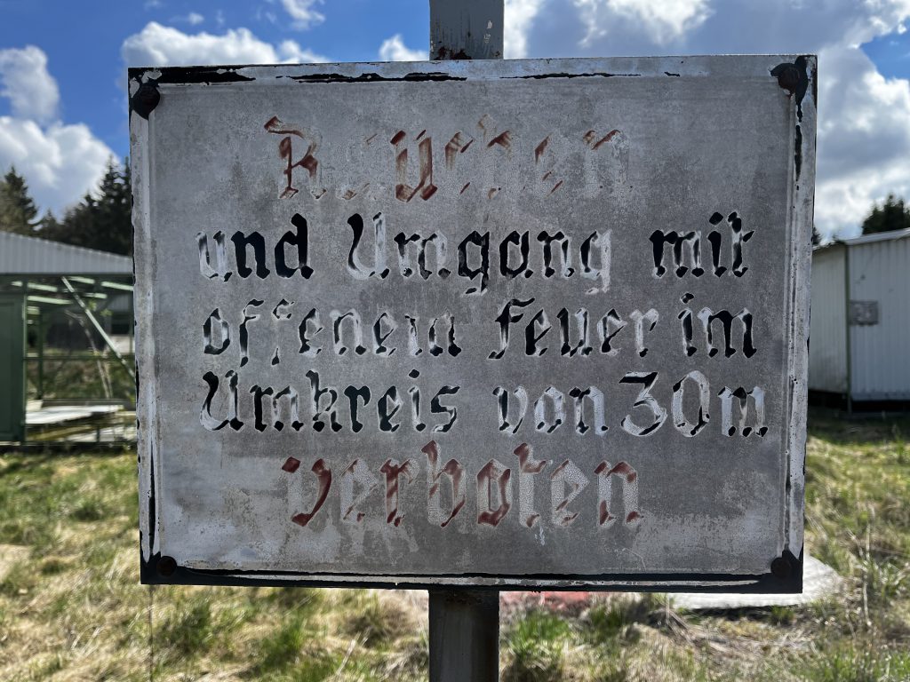 altes Hinweisschild: Rauchen und Feuer verboten
