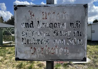 altes Hinweisschild: Rauchen und Feuer verboten