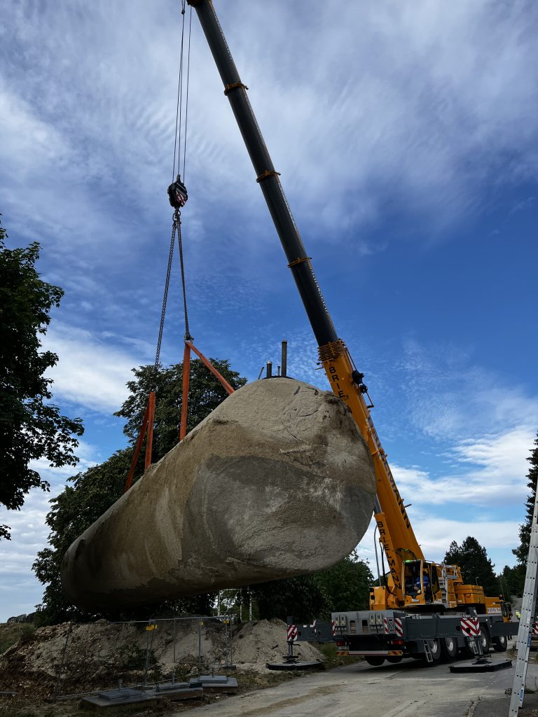 Tank wird aus der Grube gehoben