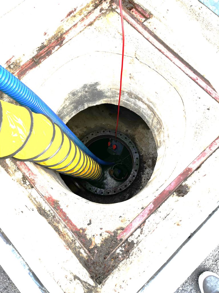 Reinigung des Öltanks mit Kontrasten