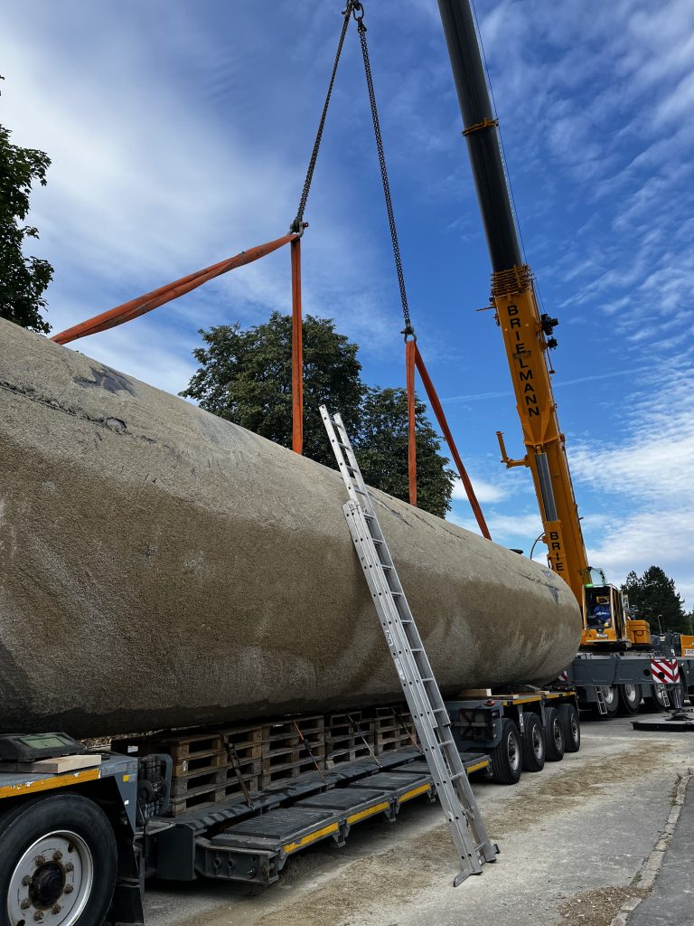 Tank wird auf LKW verladen