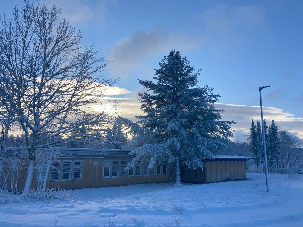 Gebäude vor dem Abbruch im Winter