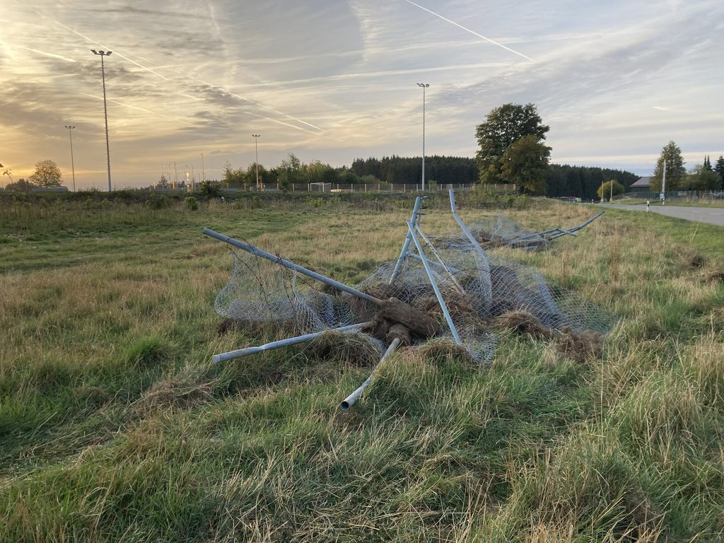 Zaunreste am Boden