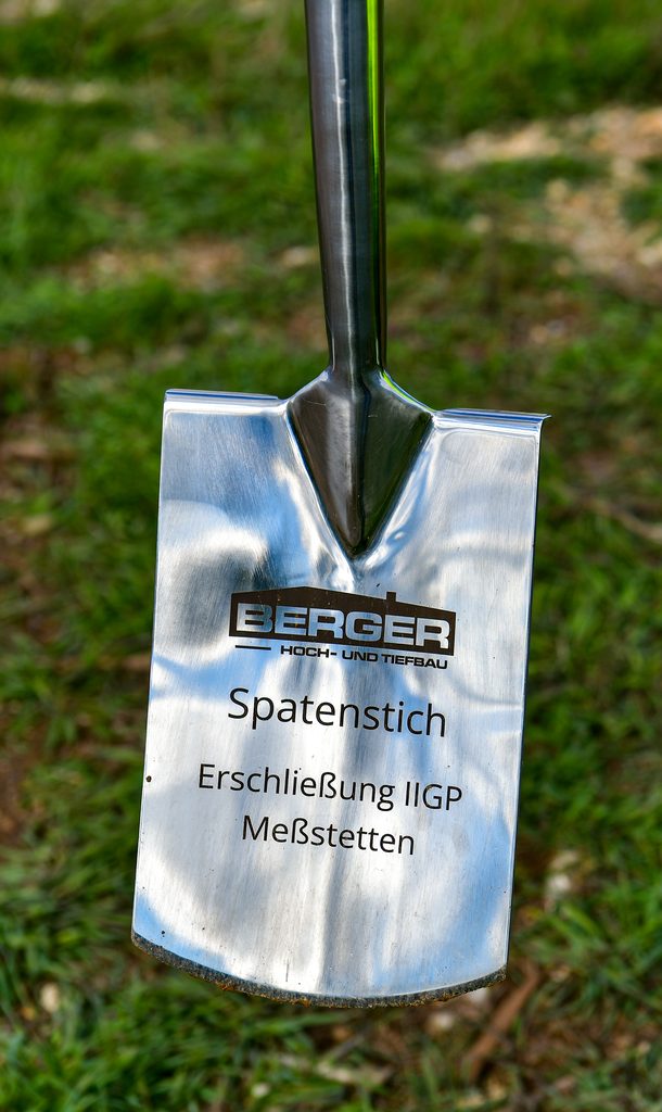 Spaten mit Erinnerungstext